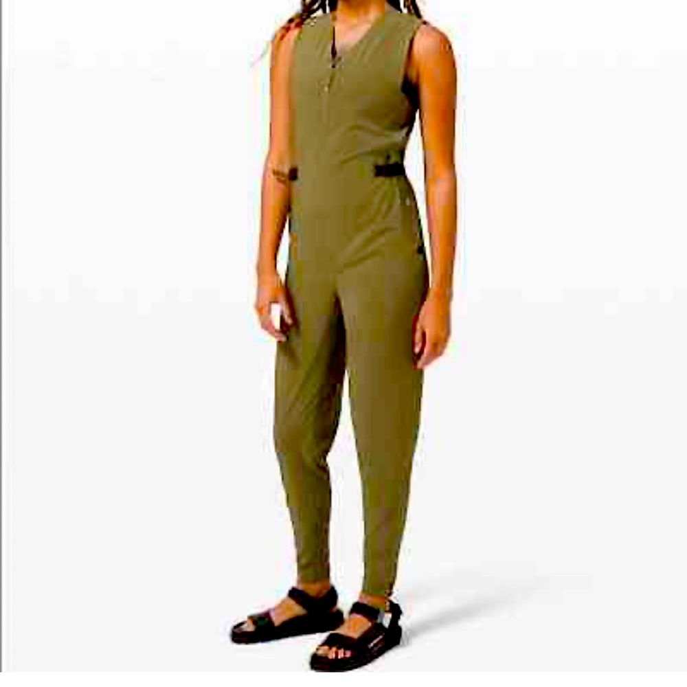 LAB by Lululemon Sarah’s Jumpsuit (M).  Designed for being on the move. 🫒 U 😊